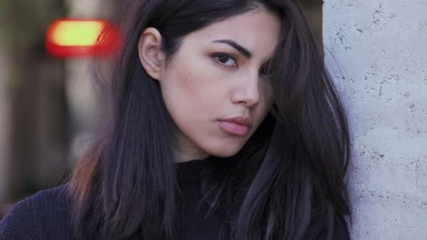 Bỗng dưng tối hôm qua, cậu bạn thân gõ cửa phòng tôi và đề nghị tôi kết hôn, lúc đầu tôi hốt hoảng nhưng rồi lại muốn đồng ý