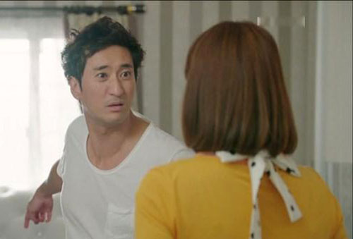 Đi dự đám cưới con trai của người cùng làng, vừa nhìn thấy mặt chú rể tôi sốc đánh rơi cả bát đũa và bỏ dở tiệc cưới về nhà tìm chồng hỏi chuyện