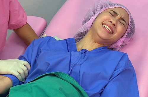 Bố chồng trắng đêm trong viện chăm con dâu mới sinh, ai nhìn vào cũng bàn tán cho đến khi biết sự thật thì rơi nước mắt