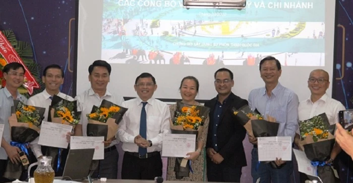 Lãnh đạo UBND tỉnh Đắk Lắk trao chứng nhận cho các nhà đầu tư sáng lập Quỹ Đầu tư khởi nghiệp sáng tạo tỉnh Đắk Lắk số 1 (Ảnh: Daklak.gov.vn)