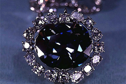 Lời nguyền viên kim cương xanh ai chạm vào cũng chết bí ẩn