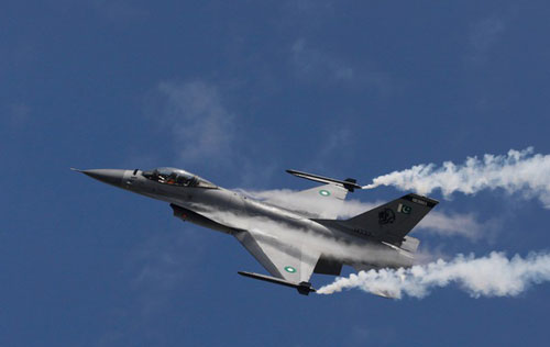 Máy bay chiến đấu F-16 Pakistan lao thẳng xuống đất khi diễn tập