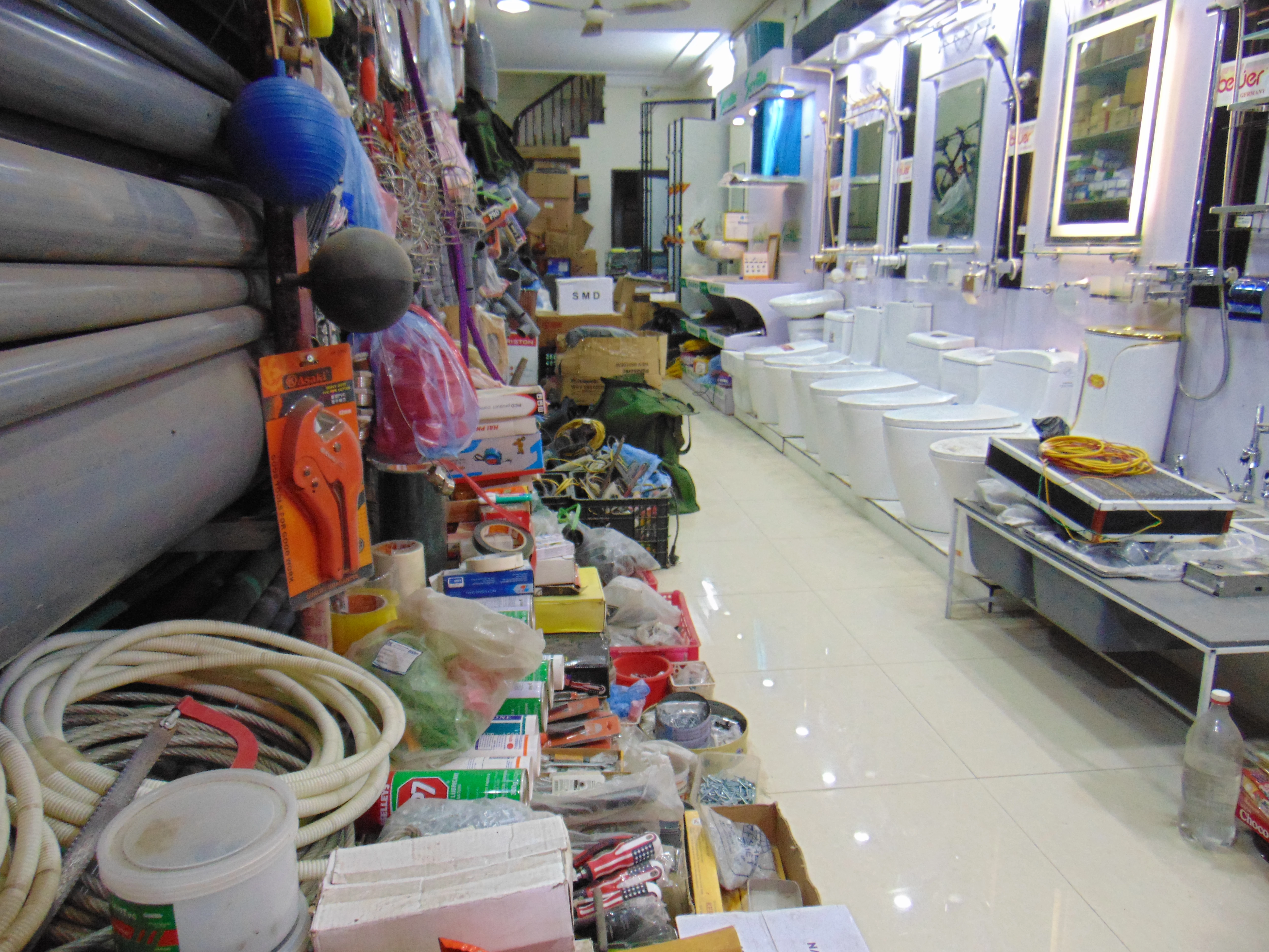 Cửa hàng vật liệu xây dựng vắng khách.