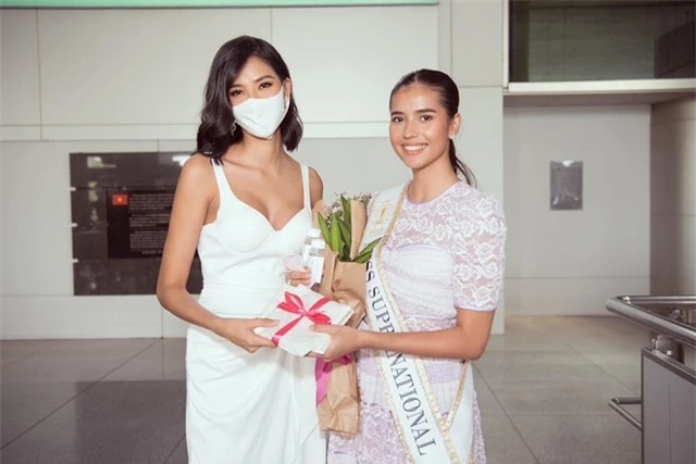 Hoàng Thuỳ tự may khẩu trang tặng Hoa hậu Siêu quốc gia đến Việt Nam - 3