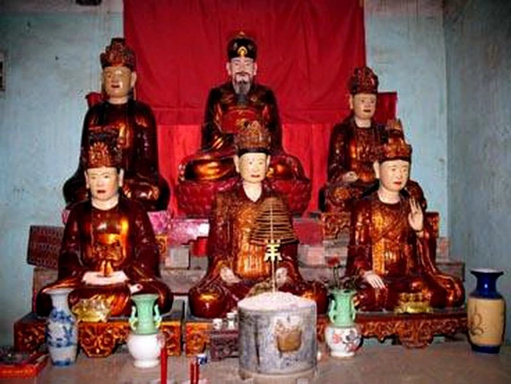 Tượng thờ vua Lê Thần Tông bên các bà vợ của mình.