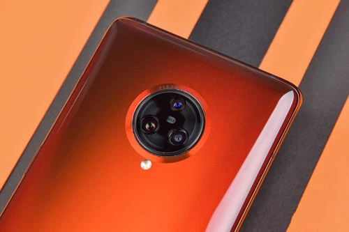 Vivo NEX 3S 5G sở hữu 3 camera sau. Cảm biến chính 64 MP, khẩu độ f/1.8 cho khả năng lấy nét theo pha. Ống kính tele 13 MP, khẩu độ f/2.5 mang đến khả năng zoom quang học 2x. Cảm biến thứ ba 13 MP, f/2.2 cho góc rộng 120 độ. Bộ ba này được trang bijd dèn flash LED, quay video 4K. 