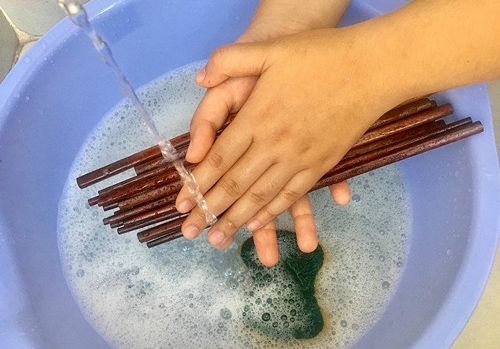 Rửa đũa kiểu này chẳng khác gì "mở cửa" cho vi khuẩn tấn công, đa số người Việt vẫn mắc phải