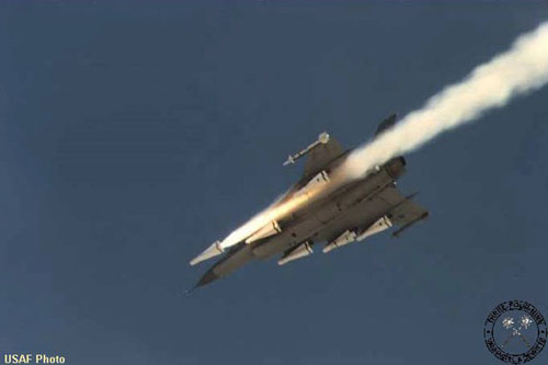 "Sát thần" AGM-65 trên F-16 Thổ Nhĩ Kỳ phá tung biên đội xe tăng Syria