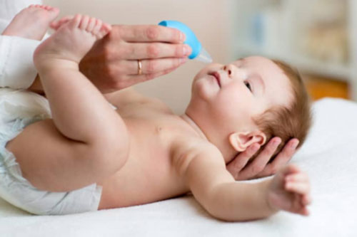 Giữa mùa dịch COVID-19, rửa mũi cho trẻ bằng nước muối sinh lý có an toàn không?