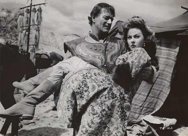 Bộ phim vướng "lời nguyền chết chóc": Nữ chính bị báo tấn công, gần 100 nhân viên mắc ung thư