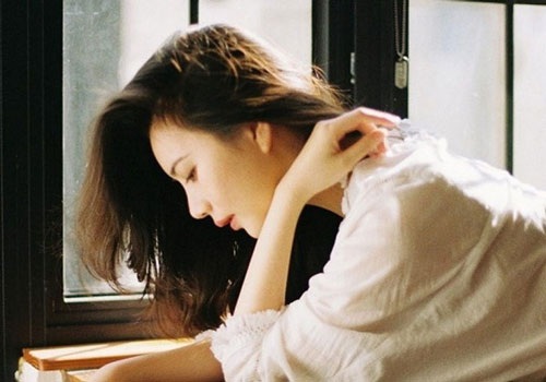 Sáng cuối tuần, chồng đích thân vào bếp nấu cho tôi bát bún thang thơm nức, rồi anh ngồi cạnh thản nhiên kể một câu chuyện khiến tôi chết lặng