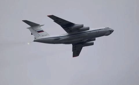 Il-76MD phô diễn khả năng diệt mục tiêu từ phía sau.