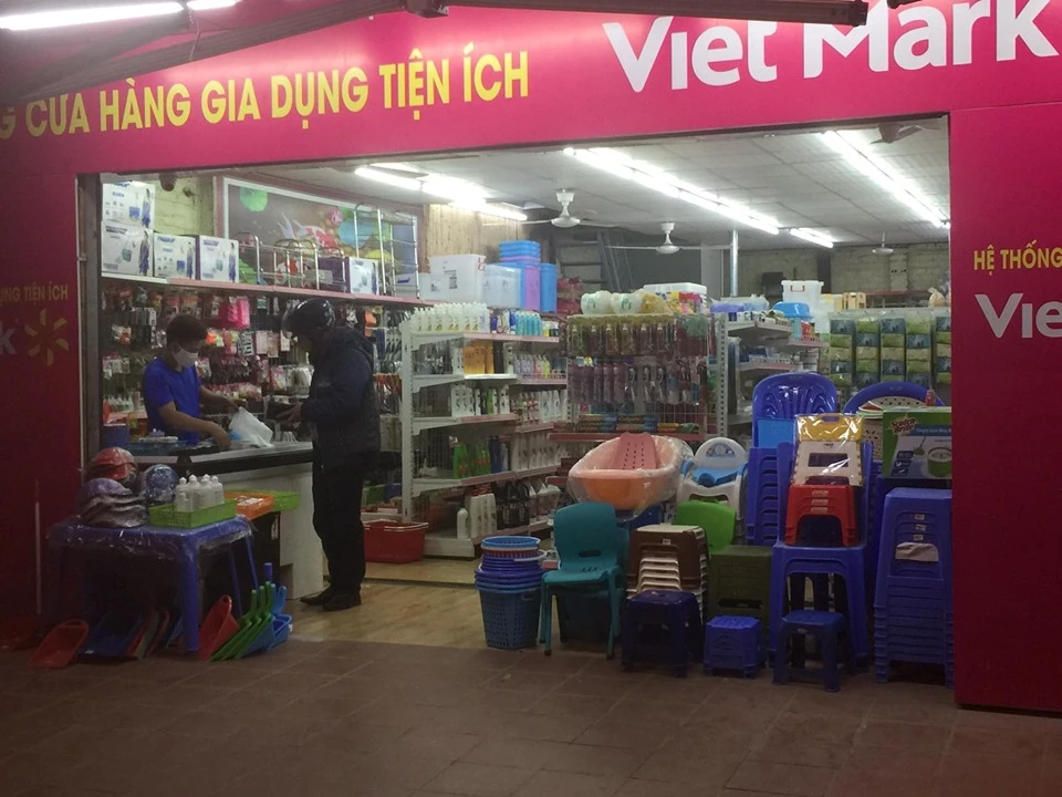 Siêu thị cũng thưa khách đến mua hàng.