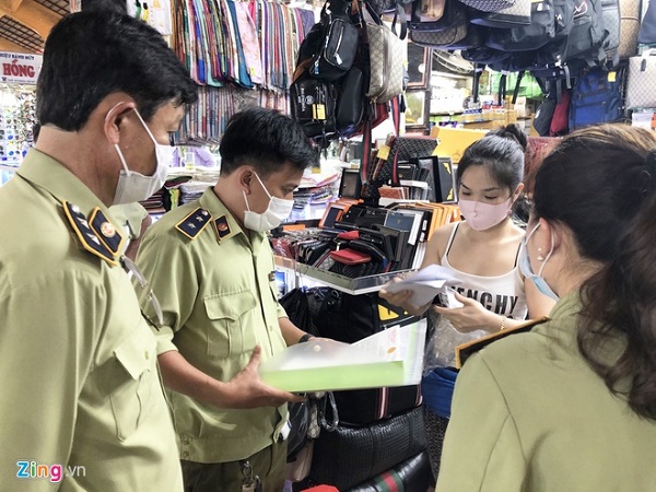Kiểm tra đột xuất chợ Bến Thành và Saigon Square, thu giữ hàng ngàn sản phẩm nhái đồ hiệu