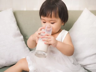 3 khung giờ vàng uống sữa giúp trẻ hấp thụ canxi tốt nhất, bé chân dài cao lớn vượt trội