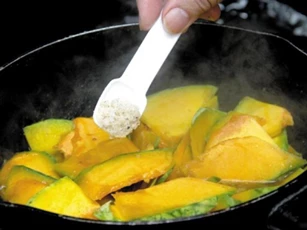 Cách ướp gia vị đúng chuẩn: Giữ trọn hương vị và độ đinh dưỡng của món ăn