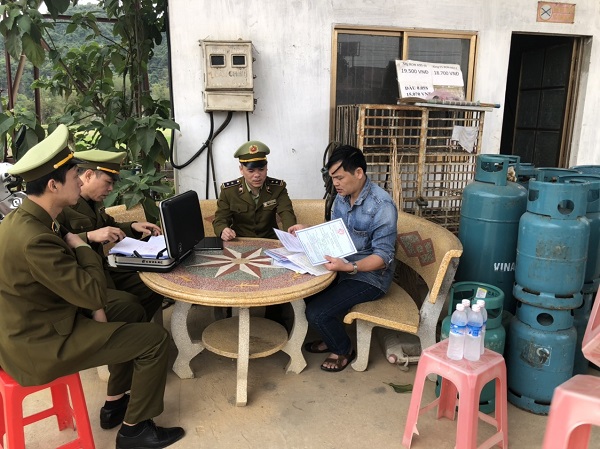 Vi phạm quy định treo biển hiệu, 1 cửa hàng kinh doanh xăng dầu ở Lạng Sơn bị xử phạt