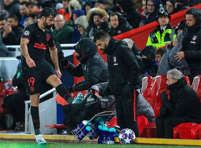 Hình ảnh xấu xí của Costa ở trận đấu trên sân Anfield