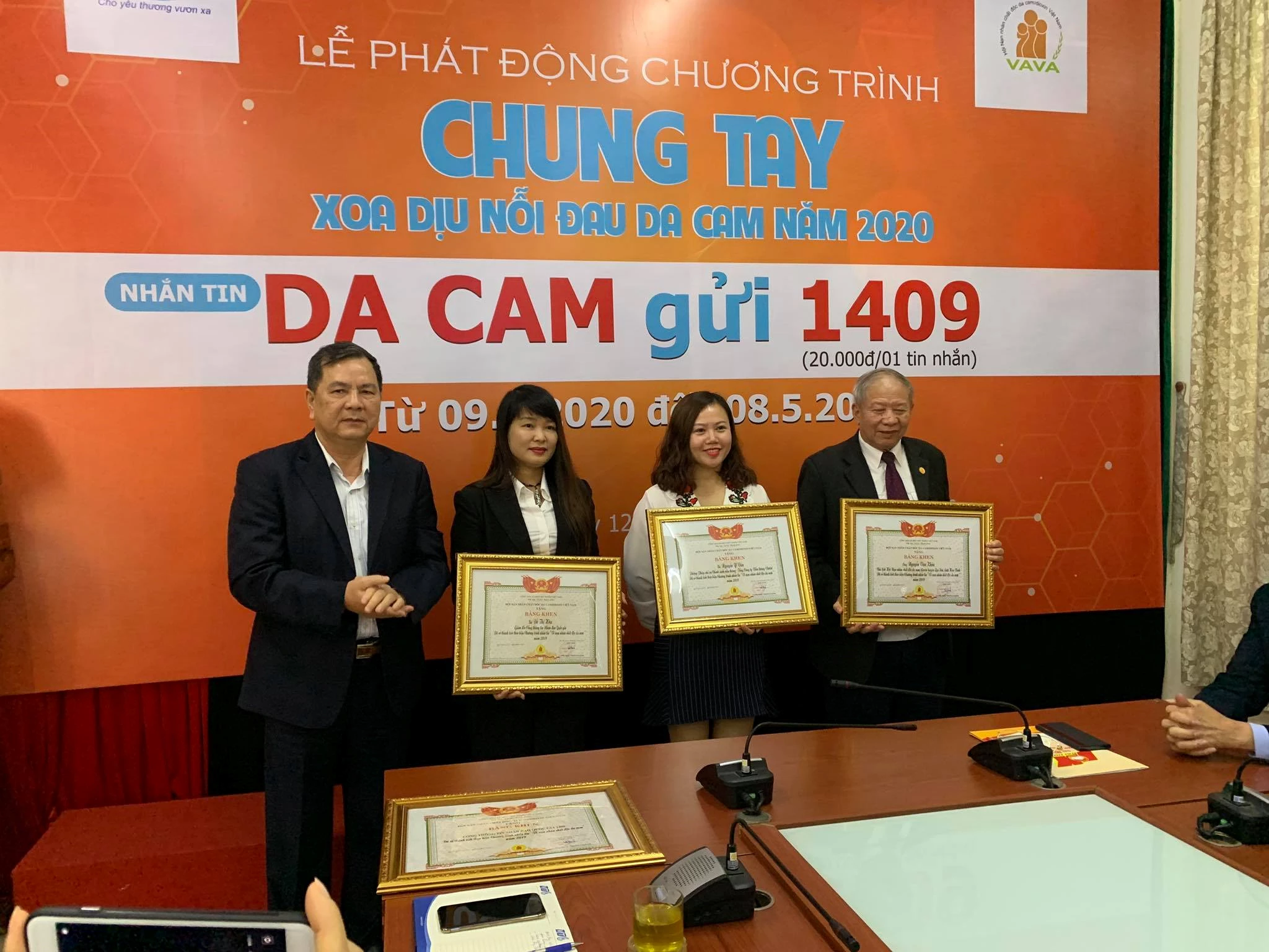 Trao tặng bằng khen cho các tập thể và cá nhân đã có thành tích xuất sắc hỗ trợ nạn nhân da cam năm 2020.