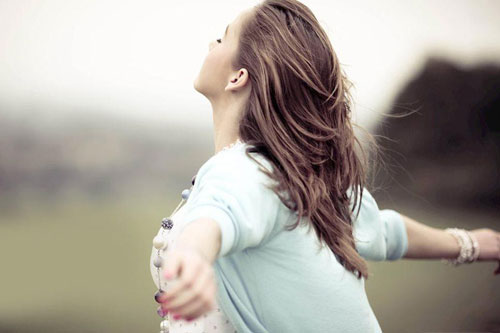 Chỉ sau một đêm ở quê, tôi nhắn tin cho chồng về quyết định táo bạo của mình, chồng giật mình nhưng rồi đồng ý