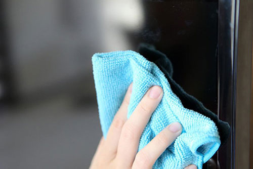 Cách làm sạch tivi màn hình phẳng hiệu quả, không gây chập điện