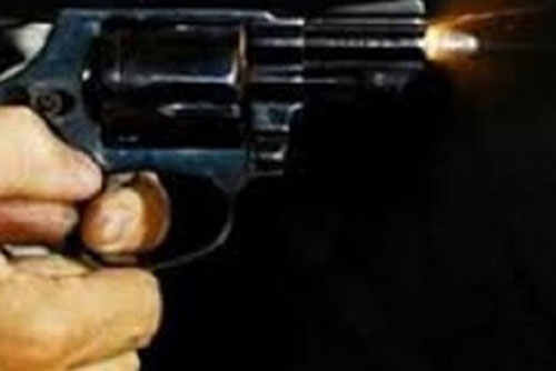 Quảng Ngãi: Đang nhậu bỗng "nổi hứng" chĩa súng vào đầu bạn, bóp cò