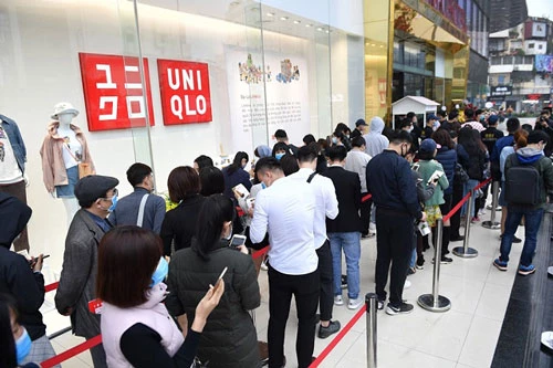 Người dân xếp hàng mua đồ khi Uniqlo khai trương cửa hàng ở Hà Nội