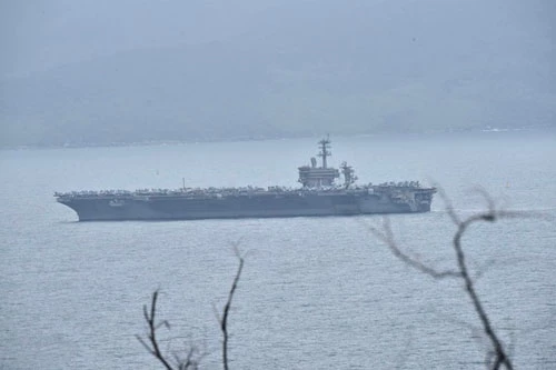 Tàu sân bay USS Theodore Roosevelt cùng tuần dương hạm USS Bunker Hill sáng nay 5/3 đến Đà Nẵng, bắt đầu chuyến thăm hữu nghị Việt Nam đến ngày 9/3. Được biết tàu sân bay được hộ tống bởi tàu tuần dương USS Bunker Hill và 6 tàu khu trục mang tên lửa dẫn đường lớp Arleigh Burke.