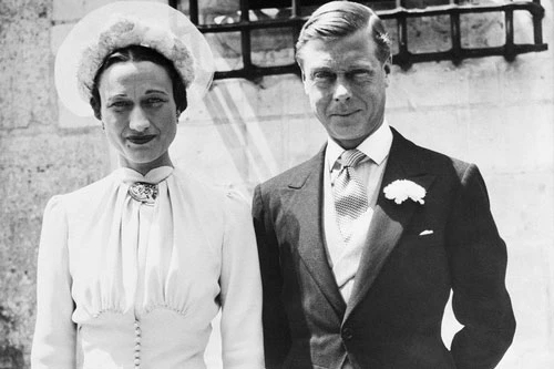 vua Edward VIII tuyên bố thoái vị chỉ để được sống hạnh phúc bên người phụ nữ Mỹ từng có 2 đời chồng.