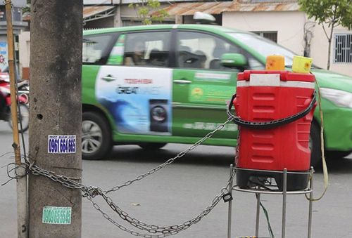 Chiếc thùng trà đá miễn phí chằng chịt dây xích nhưng câu chuyện phía sau mới nghẹn lòng