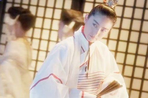 Đến các nam thần đích thực cũng phải "lác mắt" trước khí chất "soái ca" của cô gái này