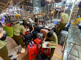 TP.HCM: Thu giữ hàng nghìn “đồ hiệu” nhái tại Sài Gòn Square và chợ Bến Thành