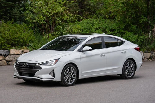 3. Hyundai Elantra 2020 (giá khởi điểm: 18.150 USD).