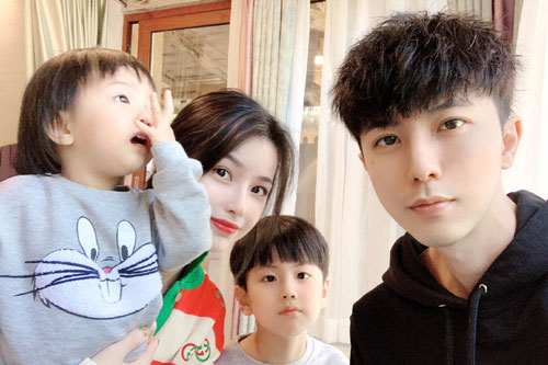 Sau 4 năm, gia đình "đẹp không góc chết" đón thêm con gái, cô bé trở thành tâm điểm