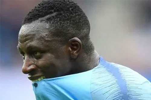 Siêu hậu vệ của Man City tự cách ly để tránh hiểm họa từ chính gia đình