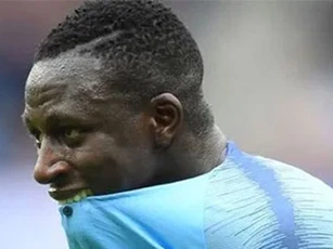 Siêu hậu vệ của Man City tự cách ly để tránh hiểm họa từ chính gia đình