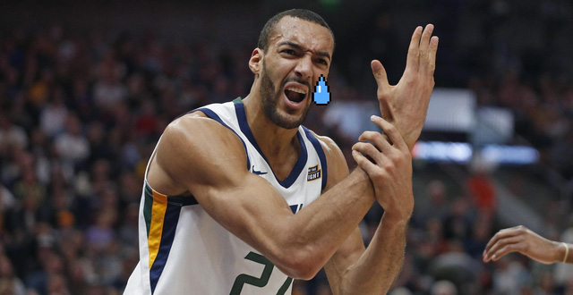 Sờ tay vào thiết bị của phóng viên để chứng minh "Covid-19 không hề đáng sợ": Cầu thủ nhận kết đắng 2 ngày sau