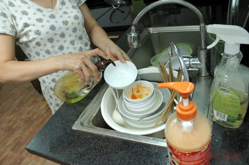 Rửa bát xong vội lau khô ngay là sai: Đây là những sai lầm 'độc khủng khiếp' nhiều người mắc nhất