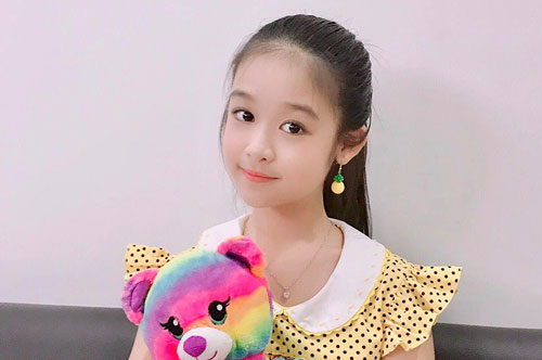 3 cô con gái xinh cực phẩm, nhìn sang người mẹ mới thấy "ngã ngửa"