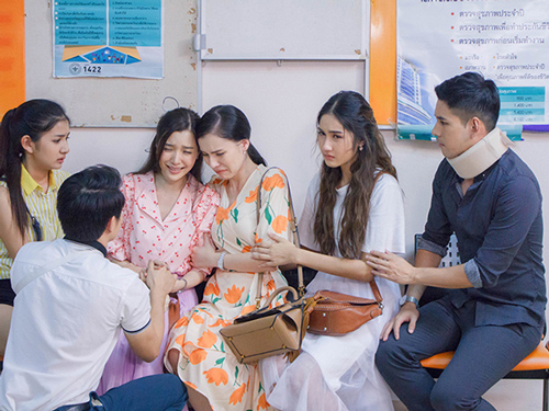 Sinh con giống bố như lột, vợ mỏi mắt chờ chồng đến thăm nhưng chết lặng khi thấy chiếc khăn trắng em chồng giấu vội trong túi