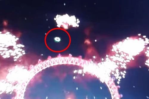 Vật thể lạ xuất hiện ngay trong màn bắn pháo hoa được cho là đĩa bay của người ngoài hành tinh.