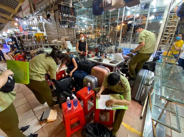 1.500 túi xách, đồng hồ, giày có dấu hiệu giả mạo tại Sài Gòn Square​và Chợ Bến Thành.