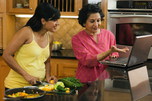 Vào ngày tân gia, mẹ chồng trao cho tôi món quà “nhẹ tênh”, mở ra, tôi lặng người rồi ôm lấy mẹ bật khóc