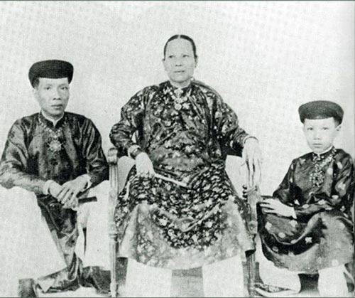 Từ phải qua: hoàng tử Vĩnh Thụy (vua Bảo Đại sau này), hoàng thái hậu Tiên Cung (bà nội Vĩnh Thụy) và vua Khải Định. 
