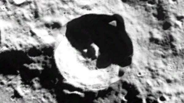 Vật thể khổng lồ hình chảo trên Mặt trăng.