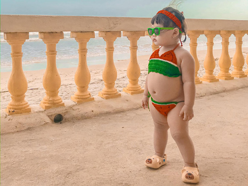 Bé gái "gây sốt" MXH vì tự tin diện bikini dưa hấu, tạo dáng "cực thần thái"