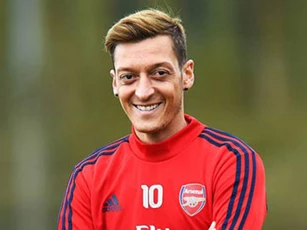 Oezil tri ân những người hùng "chống giặc" Corona