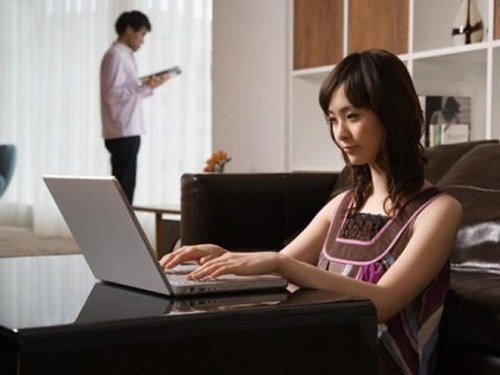 Kiểm tra chiếc máy quay hỏng vứt ở nhà, người đàn ông bất ngờ phát hiện ra bí mật "động trời" của vợ