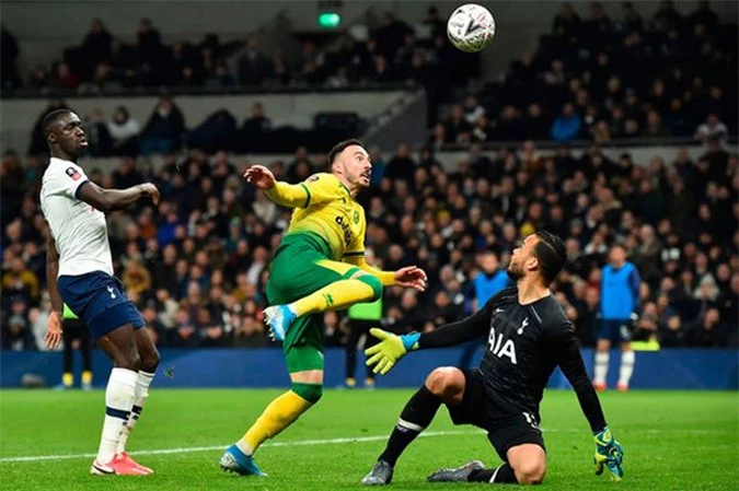 Michael Vorm là nhân tố khiến Tottenham bị loại ở FA Cup