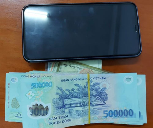 Bắt y sĩ quay clip nhạy cảm để tống tình, tiền cô gái cùng dãy trọ